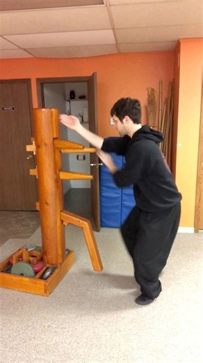 Practicing some hooking methods from my Northern Mantis Kung Fu on my wooden dummy. #chinesemartialarts | Danny Schultz