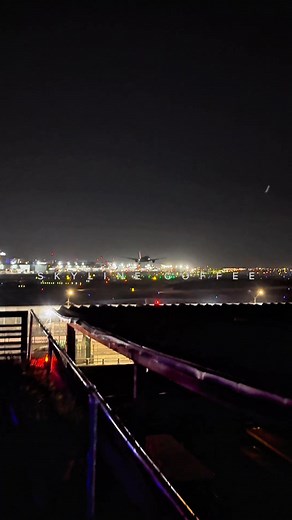 VISITA DE LUJO ATERRIZANDO POR PISTA 05 IZQUIERDA🔥🔥🔥😱 Alrededor de la media noche pudimos captar a un mapachito 🦝 realmente exótico y bello aterrizando en el Aicm! Se trata del poderoso A350 de China🇨🇳 Southern con un livery especial y muy colorido llamado "Vitality Bay Area" el cual conmemora los 15° juegos nacionales de China. Les gusta? Y lo mejor de todo, debido a mal clima en Tijuana se atrasó y salió hoy alrededor de las 8 am por lo que les tenemos despues,un bonito video de su sali