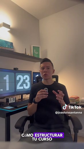 🎥 ¡La mejor herramienta para grabar tu curso online! ✨ Con OBS Studio, puedes grabar la pantalla de tu computadora sin necesidad de una cámara profesional o equipos costosos. ¡Solo con tu notebook puedes crear contenidos increíbles! 🖥️ Paso a paso para empezar: 1️⃣ Crea las clases de tu curso utilizando PowerPoint, mapas mentales o simplemente hablando frente a la cámara. 2️⃣ Estructura tu curso en módulos, dividiendo las clases dentro de cada módulo. 3️⃣ Como es tu primer curso, comienza con