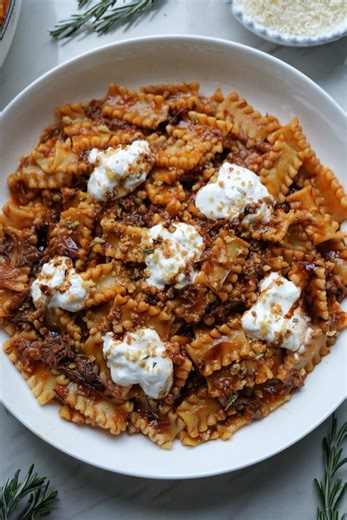 ✨Braised Short Rib Pasta✨ One of my faves! Mafalde Corti pasta tossed in a braised short rib ragu, topped with stracciatella, aged balsamic and toasted garlic panko breadcrumbs. This dish is so warm and cozy and had that cooked all day flavor! 🍝 *The braised short rib ragu can be made a day ahead and any extra will keep in the freezer for 1-2 months. Full recipe on my website! Ingredients: 1 lb. mafalde corti 75 - 1 lb. boneless beef short ribs 2 tbsp. extra virgin olive oil 1/3 yellow onion, c
