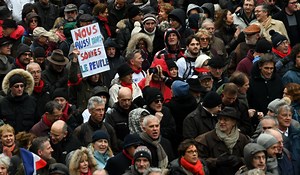 Après les «gilets jaunes», un peu plus de 10.000 «foulards rouges» ont défilé à Paris