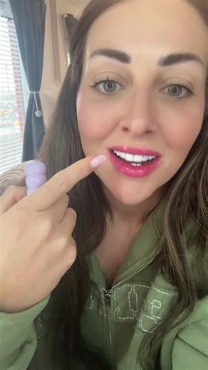 Hydrating Lip Shine in Guava Shade