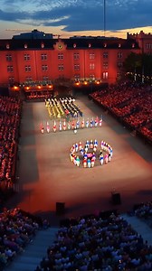 Der Moment, der dein Herz schneller schlagen lässt. Der Auftakt zur Basel Tattoo Show ist dann, wenn die ersten Klänge alles verändern und die Spannung greifbar wird. Gänsehaut vom ersten Ton an – ein unvergessliches Erlebnis, das dich mitnimmt. Auch dieses Jahr ist Gänsehaut garantiert. Mit Top-Formationen wie dem Top Secret Drum Corps oder den Royal Marines aus Grossbritannien steht einem unvergesslichen Sommerabend nichts mehr im Weg. Tickets gibt es bei uns im Ticketshop unter baseltattoo.ch