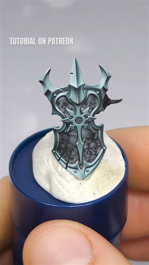 Painting skulls on the shield of a Warhammer miniature #freehand #warhammer #warhammer40k