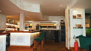 🛑 ROMA Restaurant & Hôtel 🇬🇦 🟢 Depuis 2011, le ROMA est une des références culinaires au Gabon. Idéalement situé entre l’aéroport et le centre-ville de Libreville, il vous accueille désormais aussi en tant que boutique-hôtel. Fort de notre expertise en restauration, nous avons élargi notre offre pour vous proposer un service hôtelier d'excellence, fidèle à la qualité et au savoir-faire qui font notre réputation depuis plus d’une décennie. 🟢 Équipements de l'hôtel : • Réception ouverte 24h/2