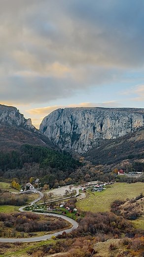 Apus La Cheile Turzii – Acolo unde lumina se pierde printre vârfurile muntilor Trascau 🌇 | Frumusetile Romaniei