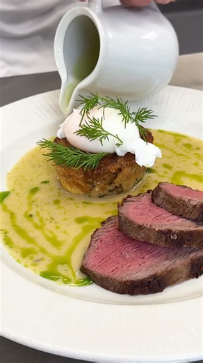 ✨ Tento týden v restauraci Ginger & Fred: pečené kuřecí prso supreme s celerovým pyré, smažená treska s glazovanou karotkou a hovězí rump steak s koprovou omáčkou a karlovarským knedlíkem. Venku zima a sníh, uvnitř klid, teplo a výhled na zasněženou Prahu z Tančícího domu. Polední menu: 11:30 – 15:00 hodin Business nabídka – 2 chody za 459 Kč | 3 chodyza 590 Kč Předkrm Kachní paštika s opečenou brioškou, pošírovanými plátky hrušky a hořčičným semínkem Polévka Cibulový krém s bylinkovým olejem Hl