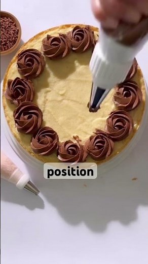 Simple buttercream wreath cake top