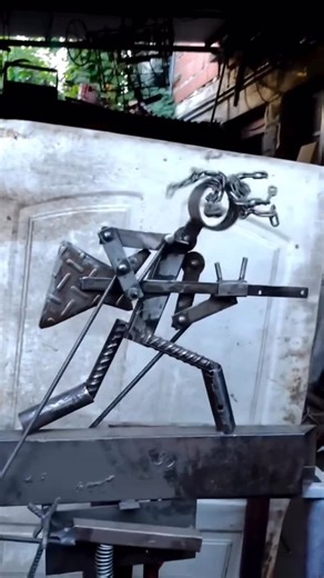 premium_artt on Instagram: "@ladrondechatarra Guillermo Galetti is a contemporary Argentine artist known for transforming scrap metal into striking biomechanical sculptures. Drawing from his experience as a former physical education instructor and trained blacksmith, he creates metal forms that mirror the fluid motion of both animals and the human body, making cold steel appear almost alive. His work has captured global attention, especially through viral social media clips that showcase the hau