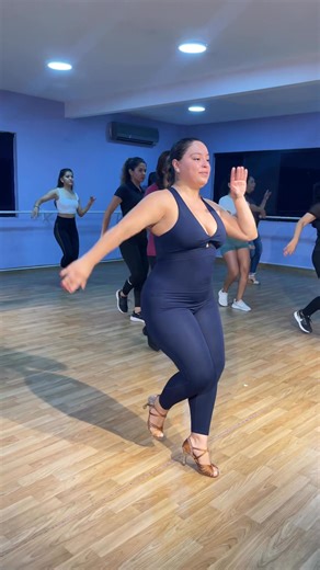 Salsa de estilo femenino con la Prof linda 💃🏻 #reelsfbシ #fighter #baile #musicvideo | Grandanza