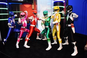 The Original Pink Ranger, Amy Jo Johnson, Would Love to Direct a New POWER RANGERS Reunion Movie — GeekTyrant