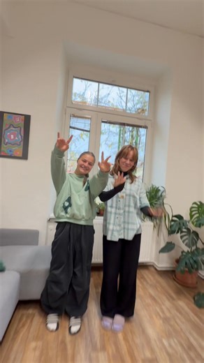 🟩 BAREVÝ TÝDEN ROZSVÍTIL PODZIMNÍ DNY 🟨 👚 V týdnu od 10. do 14. 11. 2025 proběhla na naší škole akce Barevný týden, kterou zorganizoval školní parlament. 👚 Cílem bylo sladit každý den s jinou podzimní barvou a vnést tak do školních lavic trochu hravosti. 👚 S velkým potěšením děkujeme všem studentům i zaměstnancům školy za účast a kreativitu, se kterou se do akce zapojili. Mgr. Šarlota Klein za školní parlament | Gymnázium T. G. Masaryka Hustopeče