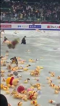 【羽生結弦】フィギュア史上最大級にプーさんを投げ込まれる瞬間