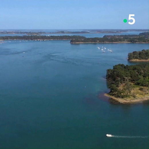 C'est parti pour la saison 15 d'Echappées Belles ! Pour bien commencer l'année, Ismaël Khelifa Officiel vous emmène découvrir le Morbihan à travers ses plus beaux villages : des Echappées Belles inédites à ne pas manquer samedi à 20h50 sur France 5 Et retrouvez Echappées Belles dès à présent sur france.tv ➡ http://bit.ly/EchappeesBellesReplay | Echappées Belles
