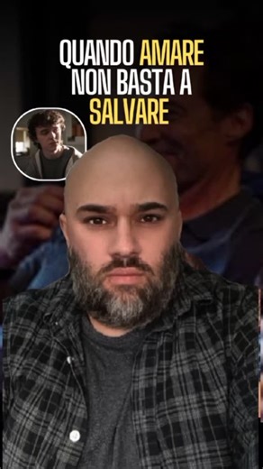 VDFS Style on Instagram: "𝐐𝐔𝐀𝐍𝐃𝐎 𝐀𝐌𝐀𝐑𝐄 𝐍𝐎𝐍 𝐁𝐀𝐒𝐓𝐀 𝐀 𝐒𝐀𝐋𝐕𝐀𝐑𝐄. A volte l’amore arriva tardi. Altre volte non trova il modo giusto per restare. Peter prova a essere un buon ma quando il figlio Nicholas precipita in una depressione sempre più profonda, ogni tentativo di aiuto sembra insufficiente. La malattia mentale diventa un muro invisibile: le parole non arrivano, le cure non bastano, e il senso di colpa cresce insieme alla paura di perdere chi si ama. Nel tentativo dis
