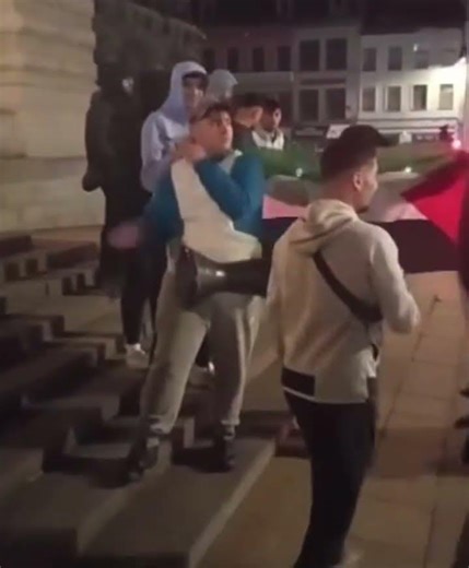 Roubaix: Après la victoire de LFI, ils se rassemblent devant la mairie pour fêter ça.