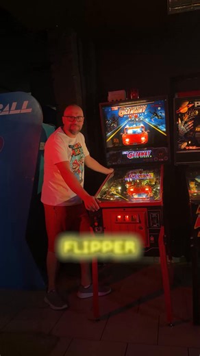 To jest najbardziej odjazdowy automat w naszym muzeum! Ulubiony flipper najbardziej odjazdowego Mariusza w FunHouse Katowice!🚗 | FunHouse Katowice - Interaktywne Muzeum Flipperów i Gier Arcade