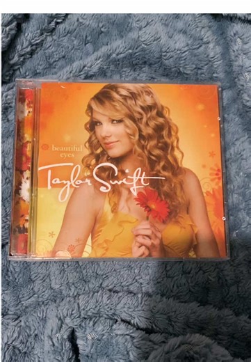 Unique Beautiful Eyes CD Collection Experience