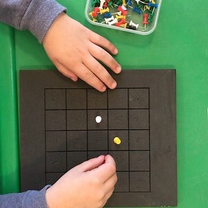 #visiomotorintegration #visualperceptionskills #copying #handstrengthening #finemotorskills #midlinecrossing #bilateralintegration #otmommy #mom #kids #activitiesathome #child #childdevelopment #preschoolactivities #preschool #preschoolathome #preschoolteacher #preschooler #occupationaltherapy #occupationaltherapist #occupationaltherapyassistant #occupationaltherapystudent This game is from FoxBoxTime | Carla Grobler Arbeidsterapeut / Occupational Therapist