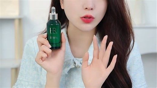 绿宝瓶精华全新升级！焕新配方更高效修护肌肤屏障，日常护肤轻松应对换季敏感、熬夜暗沉等多重困扰。轻盈质地快速吸收，坚持使用肌肤更显透亮强韧。真实体验反馈：连续使用