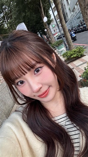 黃琳媛𝑨𝒍𝒍𝒚 on Instagram: "一拍再拍惹怒攝影師的瞬間💀📷 現在再也不用擔心不上相了✨ 這次來到韓國江南 @dd.you.hj 霧唇真的太厲害❕ 除了美感超在線唇色超自然像天生的一樣 居然還能調整唇型真的超厲害👄 我一直最在意的就是老師的審美～ 這家霧唇老師真的讓我很放心百分百交給她設計👀 霧唇老師幫我霧了微笑曲線和縮短人中 整個幼態韓國歐膩妝感大幅提升✨ 過程也超級溫柔細心也有中文翻譯同步溝通🥹 完全不用擔心語言不通～ 真的太貼心啦🫶🏻 有來到韓國玩的姐妹們一定不要錯過這家霧唇工作室📅 @dd.you.hj #韓國 #韓國江南 #霧唇 #韓國霧唇 #半永久霧唇"