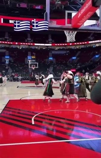 Στήθηκε ελληνικό γλέντι με τραγούδι της Αναστασίας στον αγώνα των Μιλγουόκι Μπακς