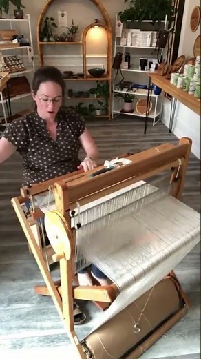 weaving balanced plain weave cloth with a subtle check pattern #weaving