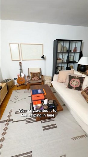 This couple’s pre-war studio apartment features a functional and organic modern living room✨