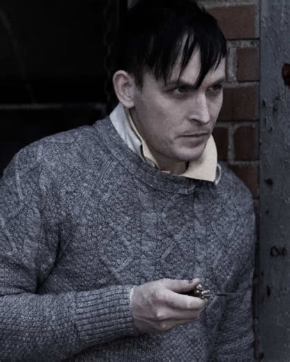 #OSWALDCOBBLEPOT · ✧ . i haven’t done an s1 edit but hes SUCH a freak in the first season i feel like he slowly loses his little freakisms :(( • • • #gotham #gothamedit #oswaldcobblepotedit #edits