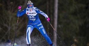 Känslorna på ytan efter svåra jaktstarten – debutanten tröstades av tränaren i intervjuzonen: ”En onödig tävling”