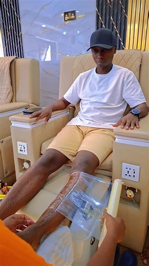 Revitalizing Honey Wrap and Steaming Pedicure for Men