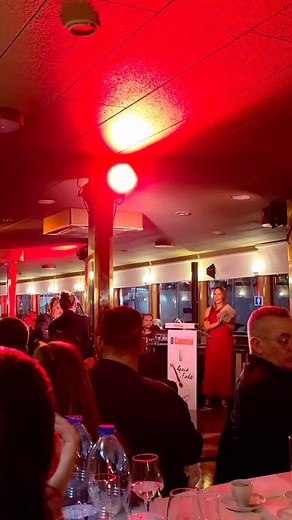 A voz inconfundível e carismática de Vera Oliveira numa noite de fados no cais de Gaia, organização O Gaiense | Luísa Ribeiro