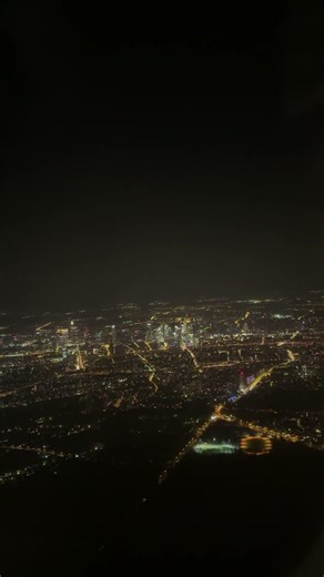 Flying into #Frankfurt at night 🌃 Germany’s skyline from above