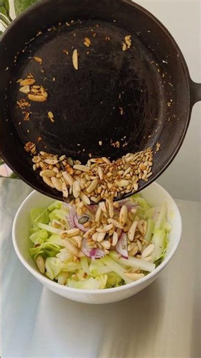 Schneller Salat mit Instantnudeln! 🤩