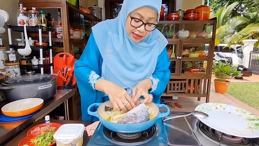 2.1K views · 61 reactions | Resepi masak Ilan steam tanpa steamer ala Fiza #arrayyanhijrah #founderarrayyanhijrah #fyp #fypシ #foodie #alafiza #dapoqarrayyan #villaarrayyan #dangauarrayyan #mahligaiarrayyan #lecreuset #lecreusetmalaysia #lecreusetlovers #lecreusetcooking #ohmydapoq #resepi #masakapahariini #instagood #review #foodreview #freereview #cooking #freereview | Nor Hafizah saad | Facebook