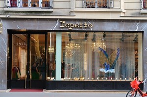Fashion week à Paris : Repetto passe des tutus aux cafés dans sa boutique iconique du Marais