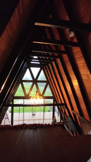 ✨ Um chalé moderno sob uma chuva maravilhosa na serra catarinense ✨ Sente o aconchego deste chalé com design acústico e visual moderno, enquanto a chuva cai suavemente lá fora… 🌧️🌄 A combinação perfeita entre natureza, conforto e aquela paz que só a serra sabe oferecer. Se fechares os olhos, quase consegues sentir o cheiro da madeira molhada e o som da chuva a bater no telhado. 😍🔥 #ChaléDosSonhos #SerraCatarinense #Chuva #NaturezaPura #ArquiteturaModerna