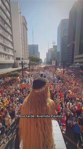 Que cena linda, a Parada LGBT+ PAROU para ouvir e ovacionar a Beyoncé da política brasileira, a melhor que temos a GIGANTE, Erika Hilton!A Travesti Preta que vai acabar com a escala 6X1 e que diariamente luta pelos direitos da comunidade LGBTQIA+, enfrentando essa extrema direita canalha no Congresso!VIVA A COMUNIDADE LGBTQIA+