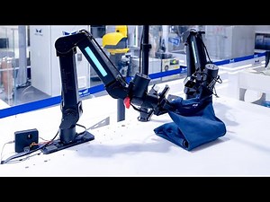 Mech-Mind's Autonomous Clothes Folding by Dual-Arm Robot at WAIC 2025