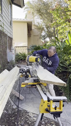 Today I cut new stringers for six steps and finally connected the ground level to the middle platform. In total, there are seven stringers on each side. According to Florida Code Approved standards, the edges of the stairs require two stringers installed together, with the next ones spaced 16–24 inches apart. I decided to go with 12 inches on center for composite decking to make sure there’s absolutely no flex. The result turned out great. #decking #deckingflorida #compositedecking
