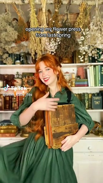 Would you wear this forest fit? #hobbit #cottagecore #hobbitcore #darkcottagecore #fantasy #princess #vampire #fairycore #nature #forest #vintage #vintageoutfit #vintagestyle #fitcheck #streetwear #ootd #grwm #outfitinspiration #y2k #tijnoutfit #tijnhaul #tijneyewear