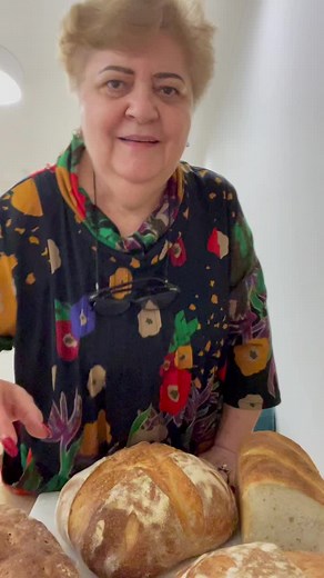 Freshly Baked Rustic Bread: A Kitchen Delight