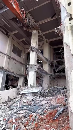 The process of building demolition- Good tools and machinery make work easy #diy #plumbing #tips #tricks #LifeHacks #EverydayTips #SmartTricks #QuickDIY #PracticalHacks #SimpleHacks #HomeTips | Goci Bend Official