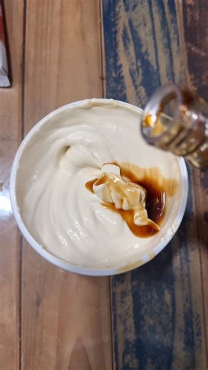 Claudine Dussault | Activités et randonnée en famille on Instagram: "Le fameux gâteau au fromage japonais ou cheesecake japonais 🍰 - yogourt grec nature - café au goût - essence vanille - quelques biscuits biscoff (lotus) - quelques heures au frigo - un peu de cacao (facultatif) Mon verdict ? J’ajouterais sirop d’érable car yogourt nature c’est amer ou tartinade de biscoff pour agrémenter le tout. Je suis une très grande fan du biscoff mais pour moi il manquait de quoi. Et apparemment ce ne ser