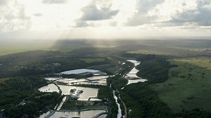 Dolly Out Aerial Drone Shot Large: vídeo stock (100% livre de direitos) 1104697483 | Shutterstock