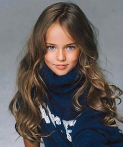 «Vous vous souvenez de « la plus belle fille du monde»? Elle a maintenant 17 ans, et ses nouvelles photos époustouflantes font parler tout le monde 👑✨ Découvrez à quoi elle ressemble aujourd'hui dans les commentaires 👇 | Des histoires intéressantes sur tout