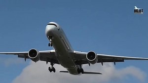 Cathay Pacific Airbus A350 performed an incredible bouncing landing on a windy day at London Heathrow Airport. 🎥 ©Big Jet TV https://youtube.com/@BigJetTV | FlightMode