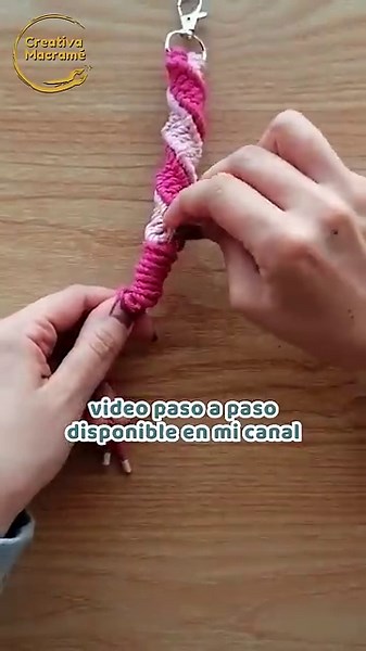 Teje un llavero en espiral de macramé en solo 10 minutos