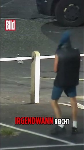 Ausschreitungen in England: Junge schmeißt mit Steinen, dann ruft er nach Mama | #shorts