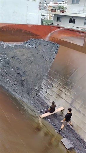 The process of workers unloading sand and gravel at the dock of the canal #Cargoship #Sand and gravel ship #Sand #Unloading #Loading and unloading ship #Crew #Phosphate rock #Ore #Pebbles | 丁掌柜